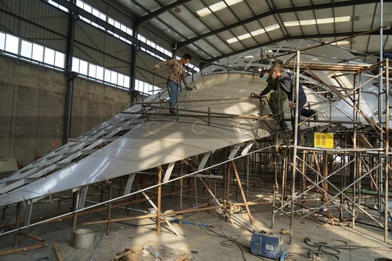 3 zanglamas po'latdan yasalgan-haykaltarosh-quyma-ustaxonasi - zanglamas po'latdan yasalgan po'latdan ishlangan haykallar ishlab chiqarish 3 stainless-steel-sculpture-foundry-workshop- Welding-grinding-the-surface-of-stainless-steel-sculptures-fabrication
