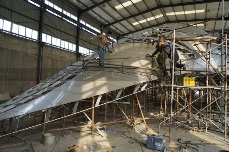 stainless-steel-sculpture-foundry-workshop- Welding-grinding-the-surface-of-stainless-steel-sculptures-fabrication