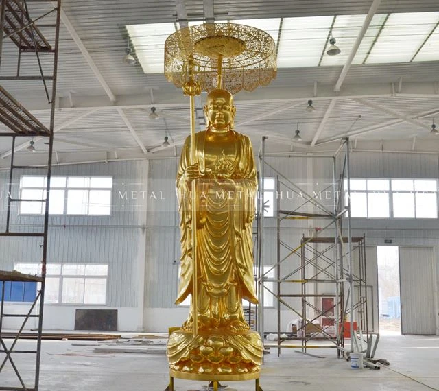 Oltin bargli bronza Budda haykali